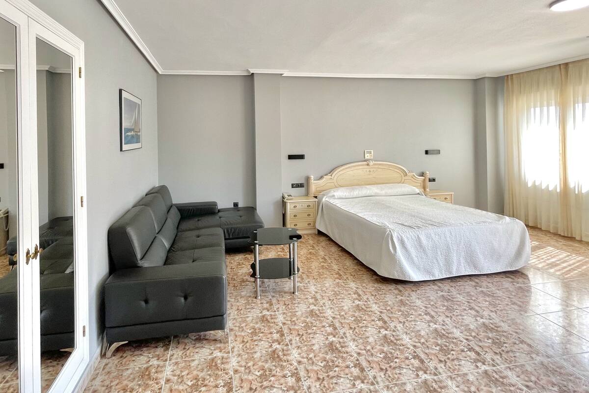 Habitación superior con 1 cama matrimonial o 2 individuales | 2 habitaciones y caja de seguridad en la habitación