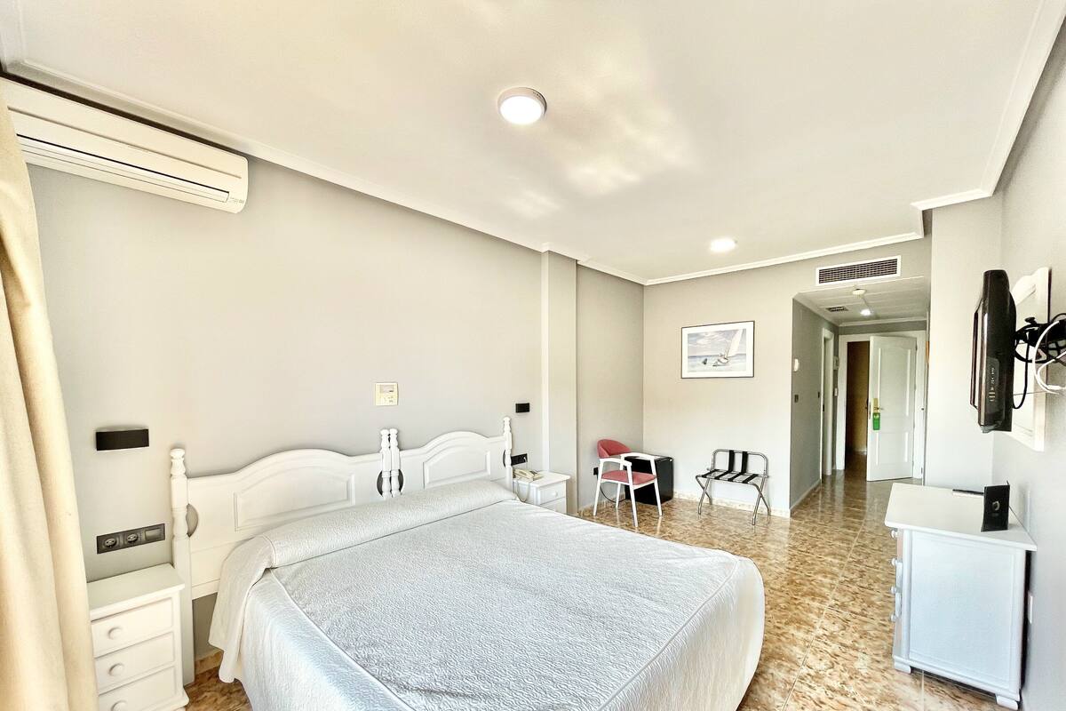 Habitación estándar con 1 cama matrimonial o 2 individuales | 2 habitaciones y caja de seguridad en la habitación