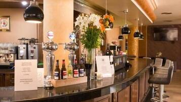 2 bars/lounges