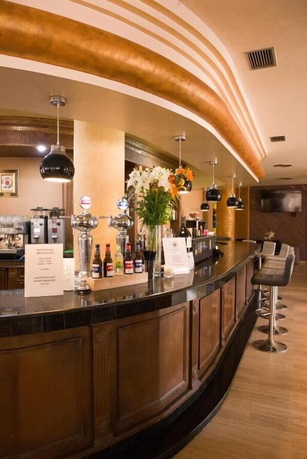 2 bars/lounges