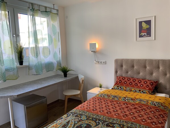 1 bedroom, iron/ironing board, WiFi, bed sheets - Room for fitters 18sqm two box-spring beds 100x200 and 90x200 (Weiterstadt)