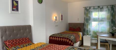 1 dormitorio, tabla de planchar con plancha, wifi y ropa de cama