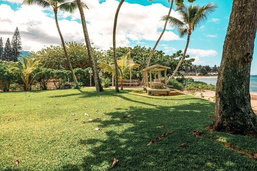 DIRECT SANDY BEACHFRONT just steps away fr the patio.Ground Fl.condo 1bed2ba2pkg