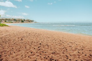 Perto da praia, espreguiçadeiras, toalhas de praia 
