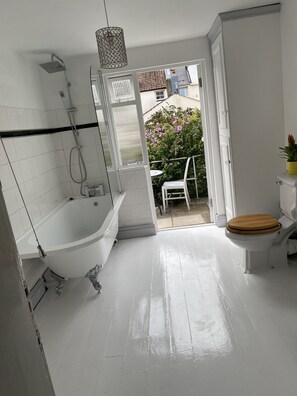 Ensemble douche/baignoire, serviettes fournies, savon, papier toilette