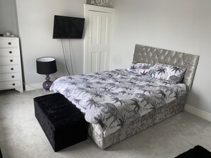 4 chambres, fer et planche à repasser, lit parapluie, Wi-Fi