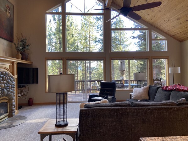 Smart-TV, peis, fotballspill og bordtennis