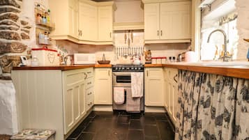 Cottage | Private kitchen | Fridge, dishwasher, electric kettle, toaster