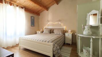 6 Schlafzimmer, Schreibtisch, Bügeleisen/Bügelbrett, Reisekinderbett