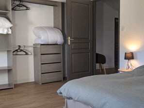 2 bedrooms, iron/ironing board, WiFi