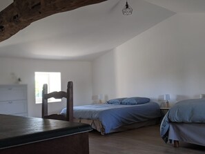 2 bedrooms, iron/ironing board, WiFi
