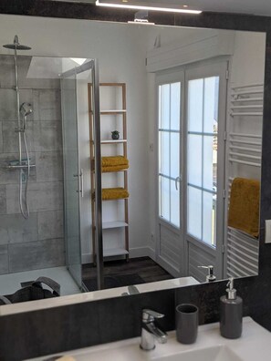 Shower, hair dryer - Charming cottage between La Rochelle and the Marais Poitevin (Boisseuil)