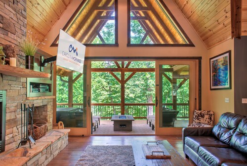 Riverfront Luxury Lodge w/ Hot Tub + Biltmore Pass | Pet-Friendly Paradise