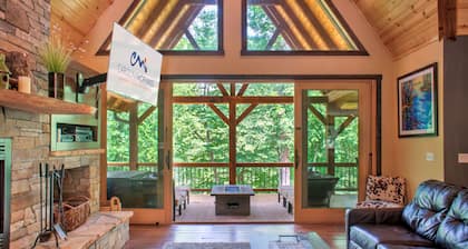 Riverfront Luxury Lodge w/ Hot Tub + Biltmore Pass | Pet-Friendly Paradise