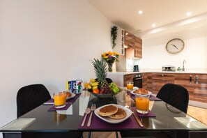 In-room dining - Smart Apartments - Empress Heights (Southampton)