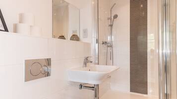 Design Apartment | Bathroom | Combined shower/bathtub, free toiletries, hair dryer, towels