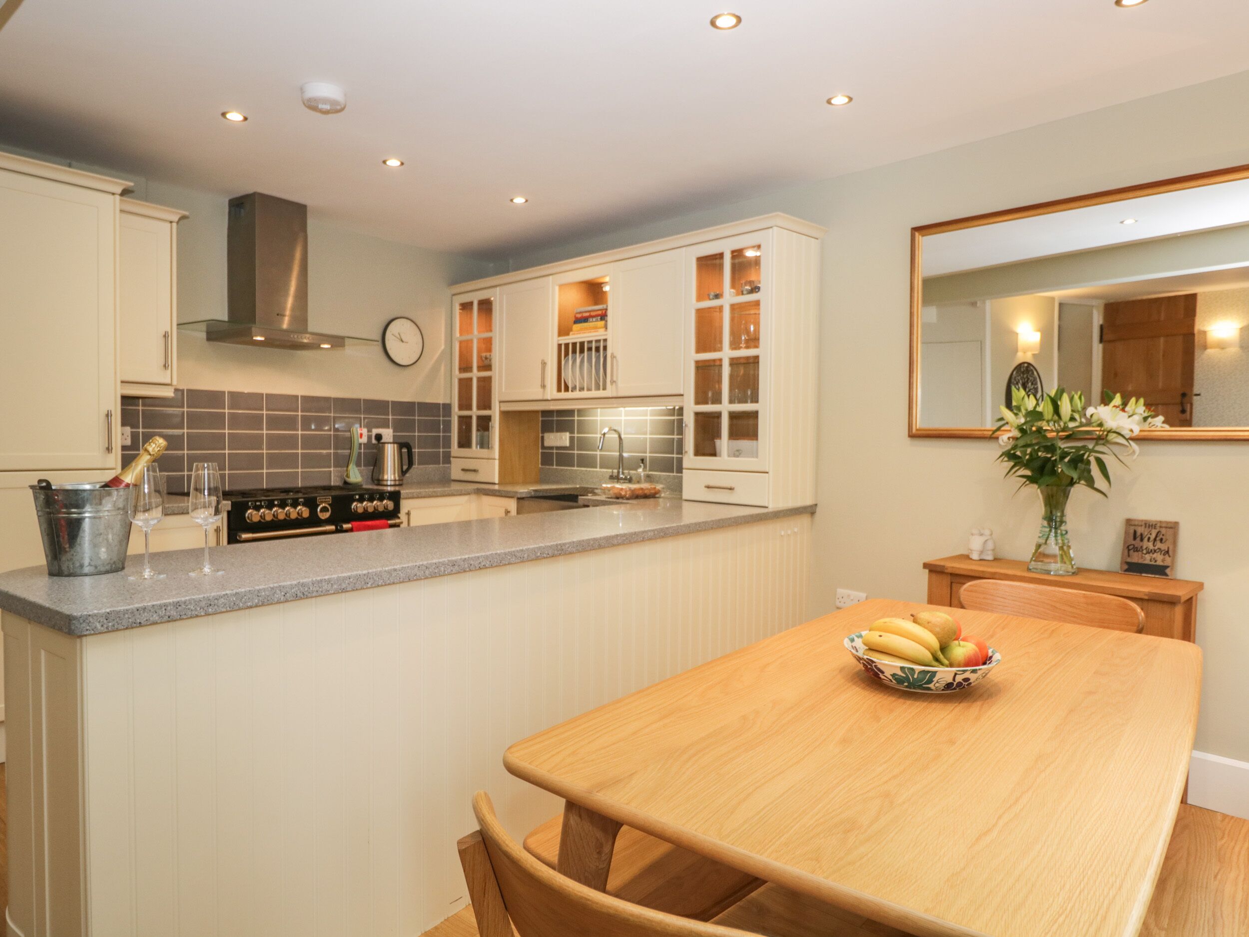 Cottage | Private kitchen | Fridge, dishwasher, electric kettle, toaster