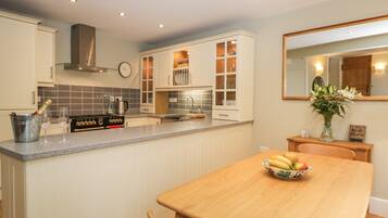 Cottage | Private kitchen | Fridge, dishwasher, electric kettle, toaster