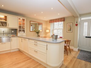 Cottage | Private kitchen | Fridge, dishwasher, electric kettle, toaster - 2 Kings Yard (Sedbergh)