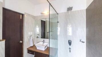 Regadera, amenidades de baño gratuitas, toallas
