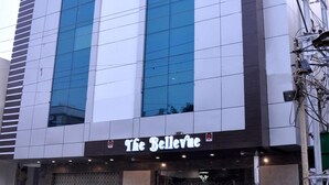 Un edificio moderno con un letrero que dice "The Bellevue".
