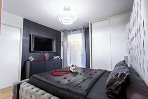 Romantic Apartment | 1 bedroom, premium bedding, down duvets, Select Comfort beds