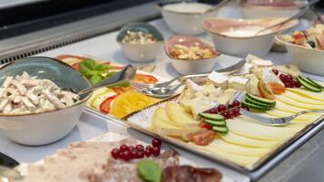 Café da manhã com buffet todos os dias (EUR 18.50 por pessoa)