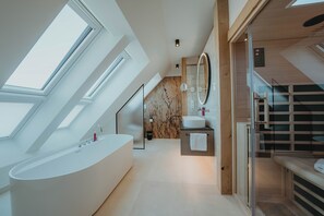 Habitación Deluxe doble | Baño | Secador de pelo, toallas, jabón y champú