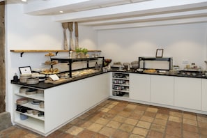 Frukostbuffé varje dag (EUR 18.50 per person)