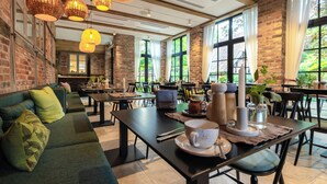 朝食、ランチ、ディナーに営業