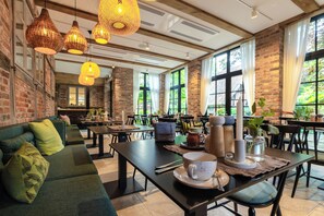 Se sirven desayunos, comidas, cenas y cocina local e internacional