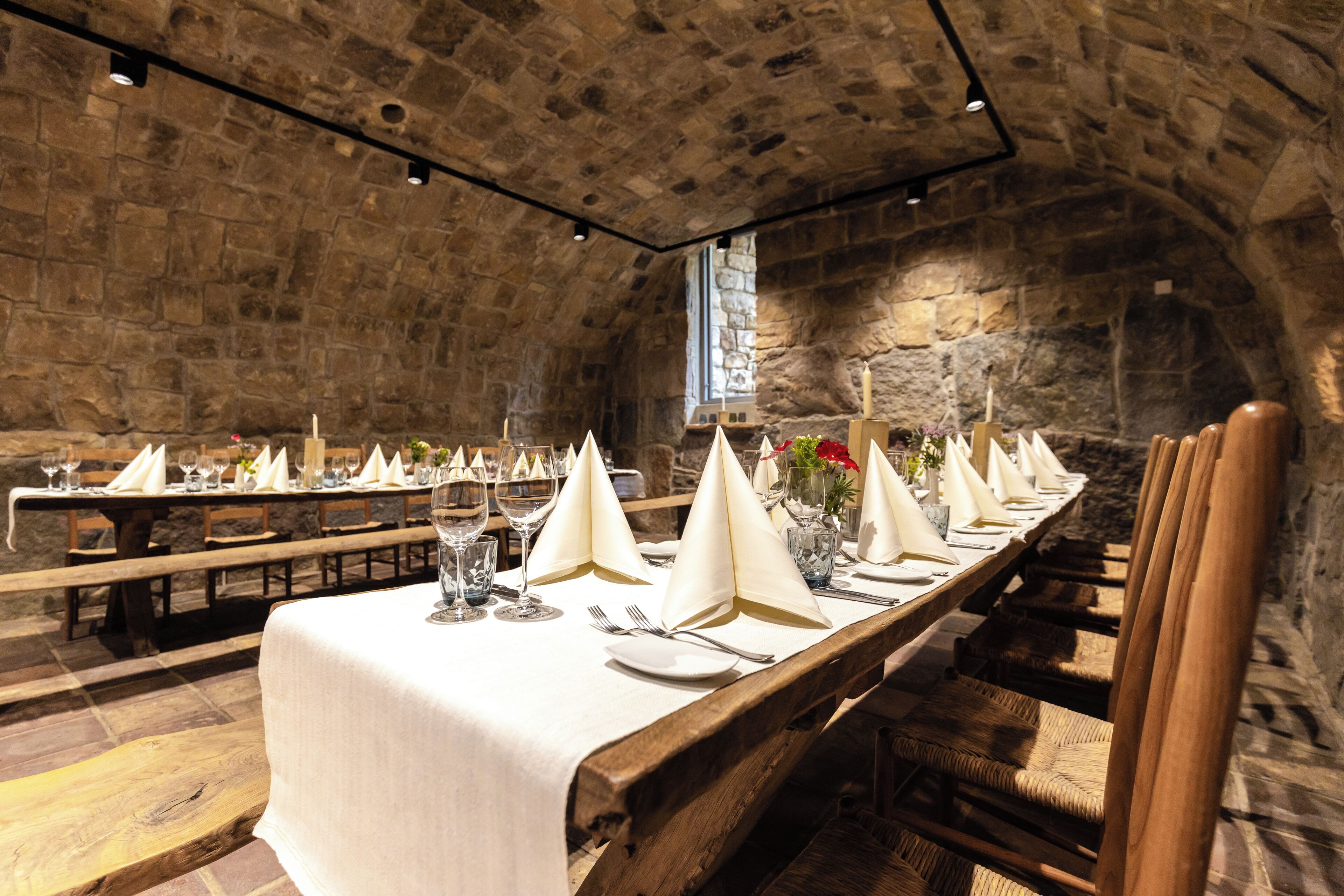 บริการอาหารเช้า อาหารกลางวัน อาหารเย็น, อาหารท้องถิ่นและนานาชาติ