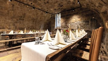 Se sirven desayunos, comidas, cenas y cocina local e internacional