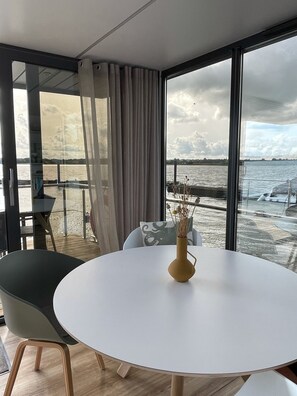 Dining - Houseboat Fjord Schleiliebe with roof terrace in Schleswig (Schleswig)