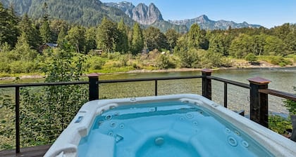 Mt. Index Riverside with hot tub, wifi, grill, fireplace and more!