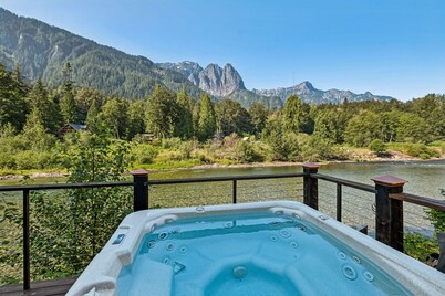 Mt. Index Riverside with hot tub, wifi, grill, fireplace and more!
