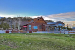 المنشأة من الخارج