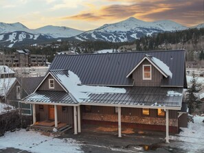 Exterior - The River House Chalet: On Main Street, Pet-Friendly, Walk 2 Gondola, Hot tub (Breckenridge)