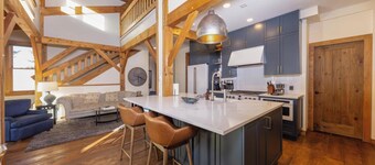 The River House Chalet: On Main Street, Pet-Friendly, Walk 2 Gondola, Hot tub