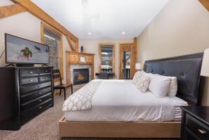 5 bedrooms, iron/ironing board, free WiFi, bed sheets - The River House Lodge: On Main Street, Pet-Friendly, Walk to Gondola, Shuttle (Breckenridge)