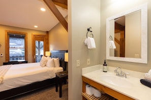 5 bedrooms, iron/ironing board, free WiFi, bed sheets