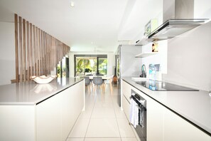 Frigorífico, microondas, horno y placa de cocina