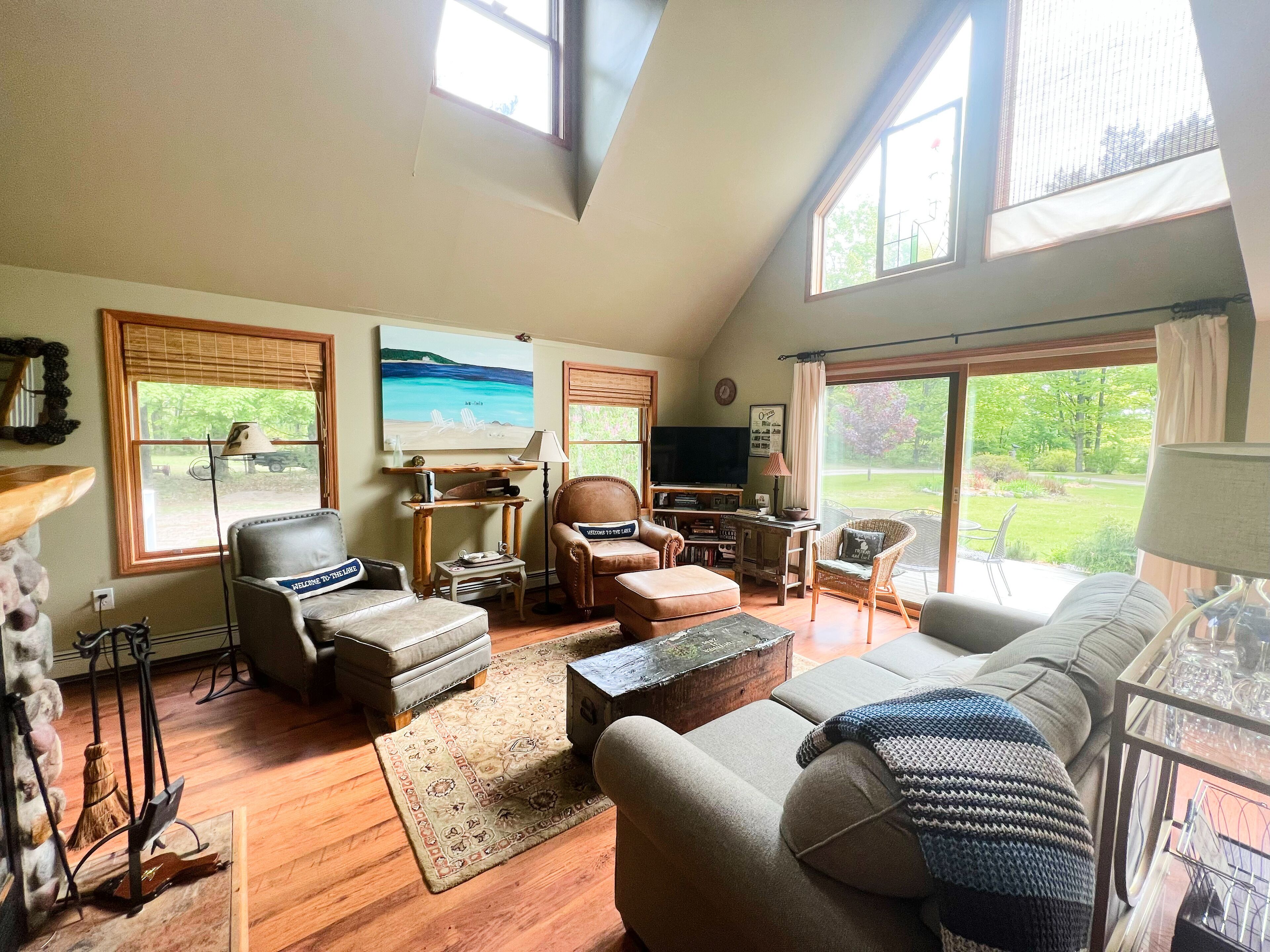 Charming Omena house. Close to beach, Suttons Bay, Northport. Fire pit. A/C.