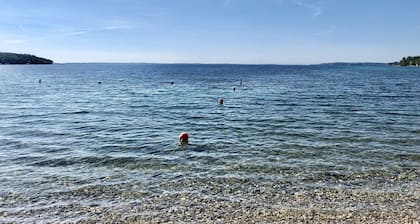 Charming Omena house. Close to beach, Suttons Bay, Northport. Fire pit. A/C.