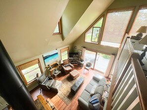 Smart TV, chimenea y libros 