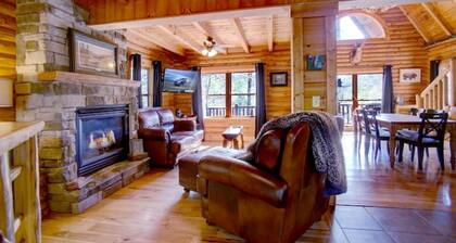 Escape to tranquility. Secluded, private and convenient. 2 miles from Gatlinburg