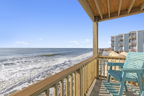 By The Sea: Gorgeous ocean views with balcony!