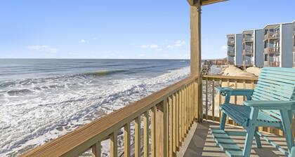 By The Sea: Gorgeous ocean views with balcony!