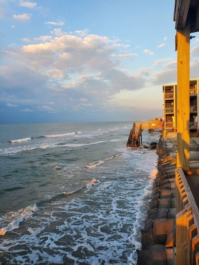 By The Sea: Gorgeous ocean views with balcony!