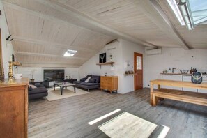 Télévision, table de tennis de table